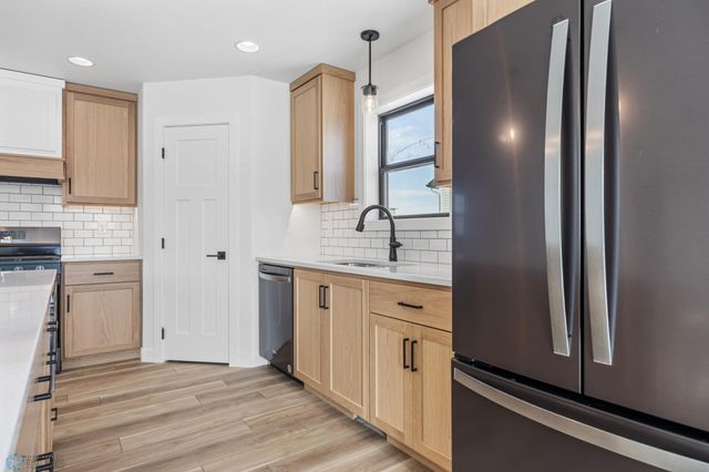 8806 Meadowlark Parkway, Horace, ND 58047