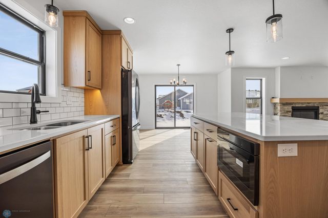 8806 Meadowlark Parkway, Horace, ND 58047