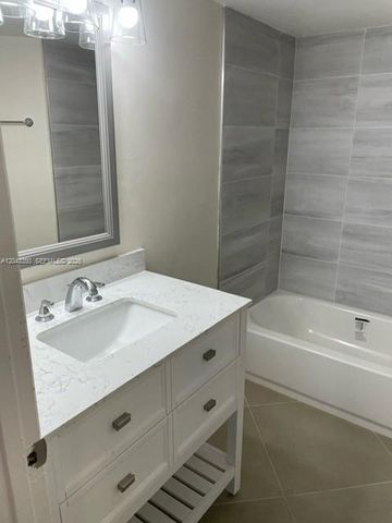 215 Lake Pointe Dr 109, Oakland Park, FL 33309