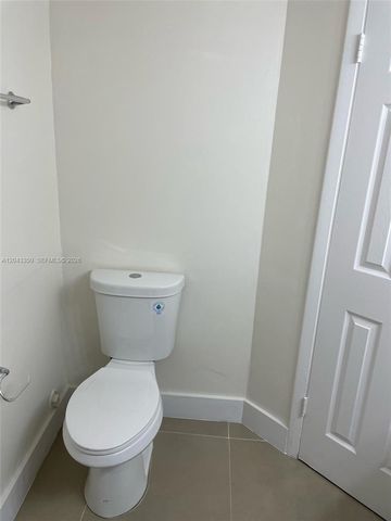 215 Lake Pointe Dr 109, Oakland Park, FL 33309