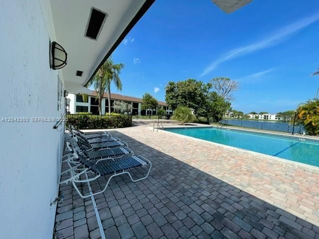215 Lake Pointe Dr 109, Oakland Park, FL 33309