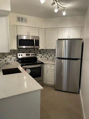 215 Lake Pointe Dr 109, Oakland Park, FL 33309