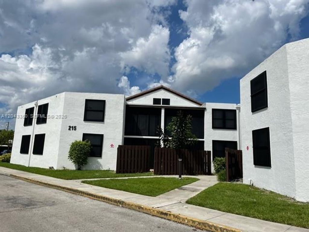 215 Lake Pointe Dr 109, Oakland Park, FL 33309