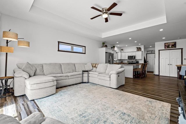1816 Prairie PLACE, Holmen, WI 54636