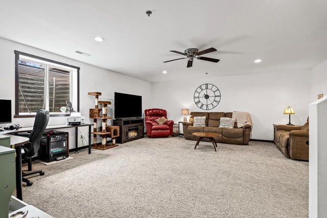 1816 Prairie PLACE, Holmen, WI 54636
