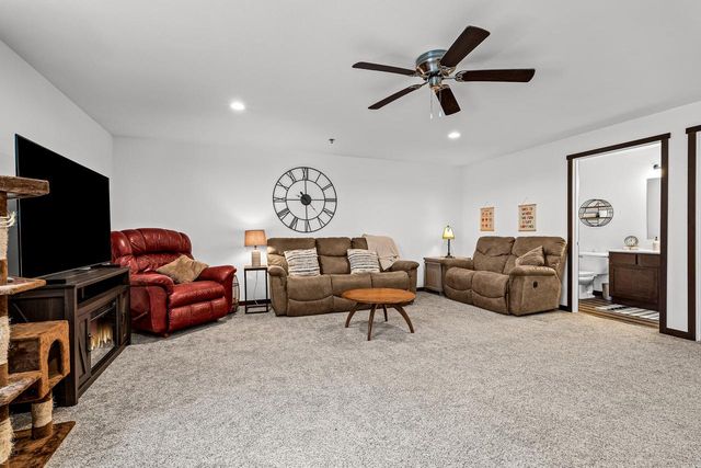 1816 Prairie PLACE, Holmen, WI 54636