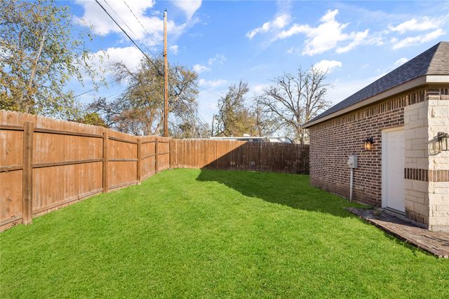 3301 Hanger Avenue, Fort Worth, TX 76105