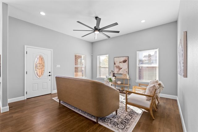 3301 Hanger Avenue, Fort Worth, TX 76105