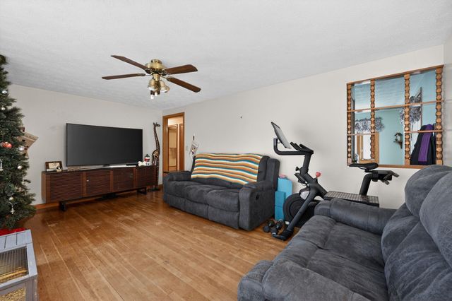 21 Parkhurst Drive, Nashua, NH 03062