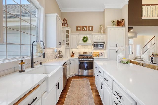 317 River Bluff CIRCLE, Oconomowoc, WI 53066