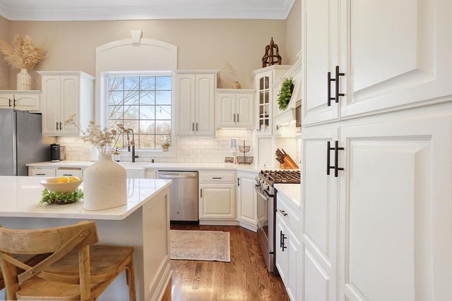 317 River Bluff CIRCLE, Oconomowoc, WI 53066