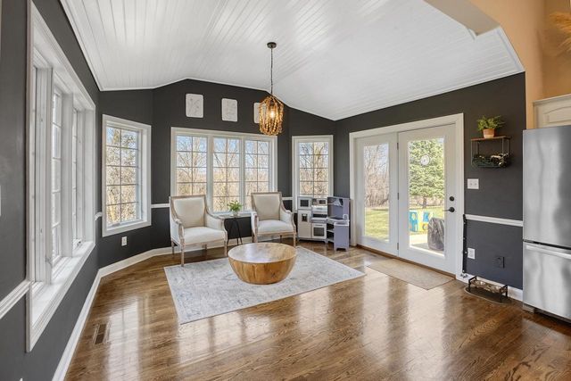 317 River Bluff CIRCLE, Oconomowoc, WI 53066