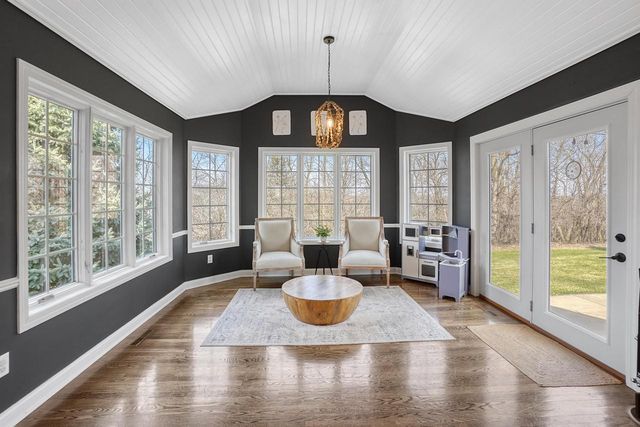 317 River Bluff CIRCLE, Oconomowoc, WI 53066