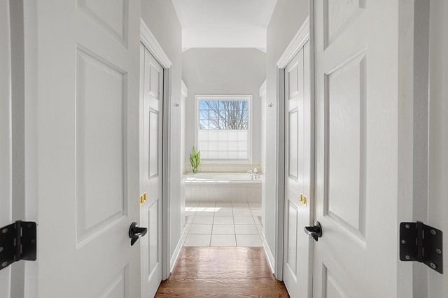 317 River Bluff CIRCLE, Oconomowoc, WI 53066