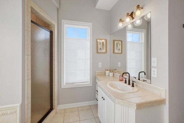 317 River Bluff CIRCLE, Oconomowoc, WI 53066