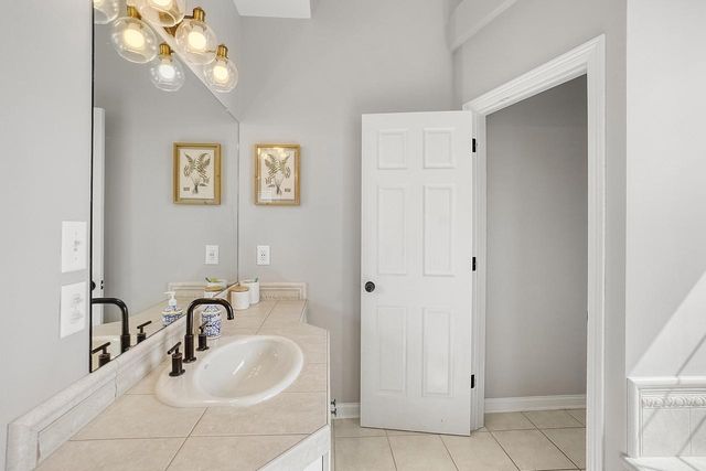 317 River Bluff CIRCLE, Oconomowoc, WI 53066