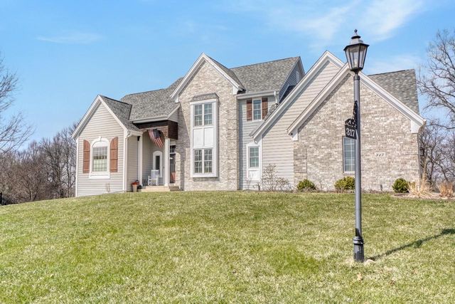 317 River Bluff CIRCLE, Oconomowoc, WI 53066