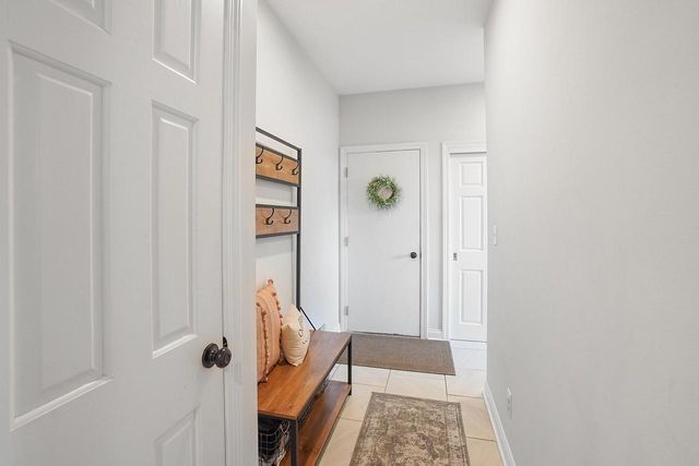 317 River Bluff CIRCLE, Oconomowoc, WI 53066