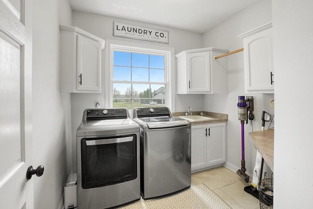 317 River Bluff CIRCLE, Oconomowoc, WI 53066