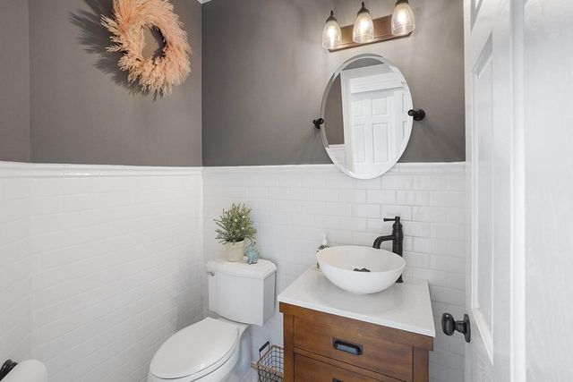 317 River Bluff CIRCLE, Oconomowoc, WI 53066