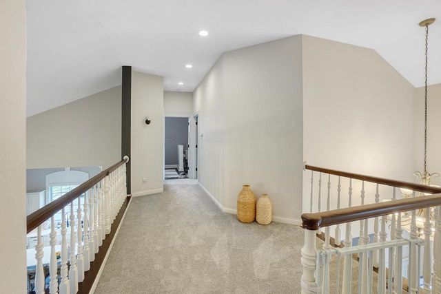 317 River Bluff CIRCLE, Oconomowoc, WI 53066