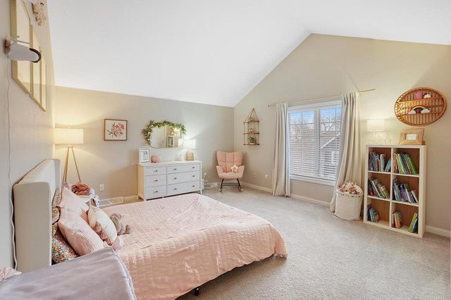 317 River Bluff CIRCLE, Oconomowoc, WI 53066