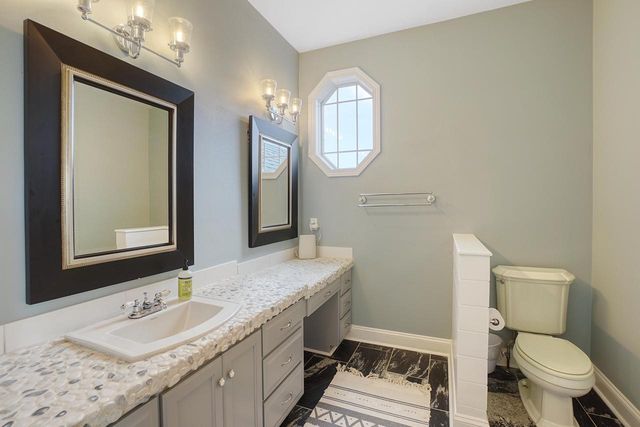 317 River Bluff CIRCLE, Oconomowoc, WI 53066