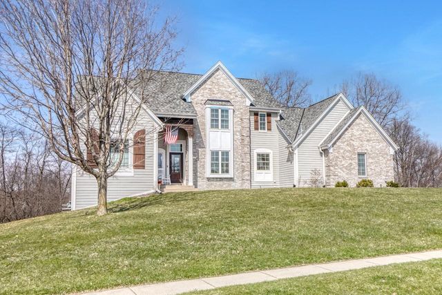 317 River Bluff CIRCLE, Oconomowoc, WI 53066