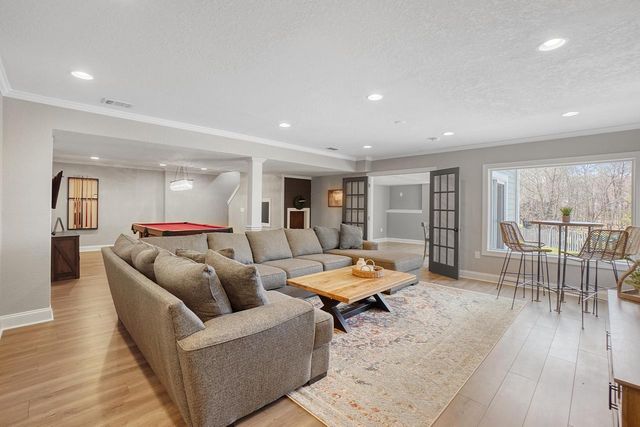 317 River Bluff CIRCLE, Oconomowoc, WI 53066