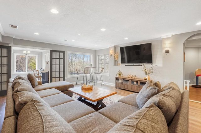 317 River Bluff CIRCLE, Oconomowoc, WI 53066