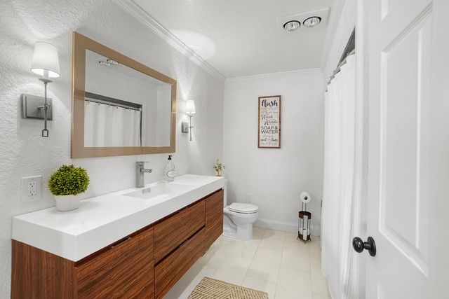 317 River Bluff CIRCLE, Oconomowoc, WI 53066