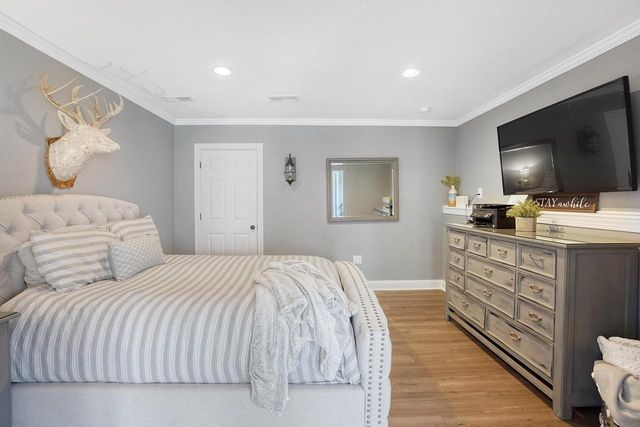 317 River Bluff CIRCLE, Oconomowoc, WI 53066