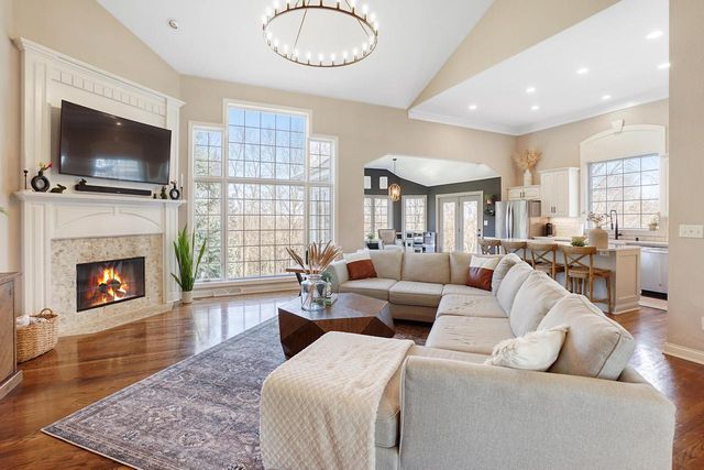 317 River Bluff CIRCLE, Oconomowoc, WI 53066