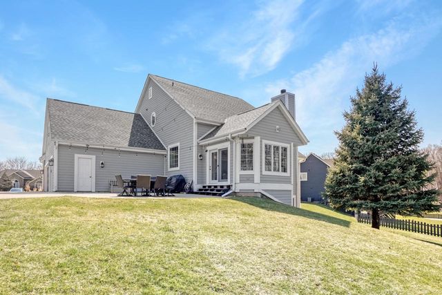317 River Bluff CIRCLE, Oconomowoc, WI 53066
