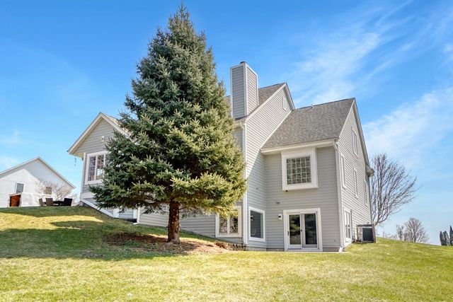 317 River Bluff CIRCLE, Oconomowoc, WI 53066