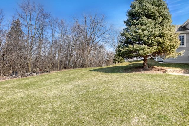 317 River Bluff CIRCLE, Oconomowoc, WI 53066