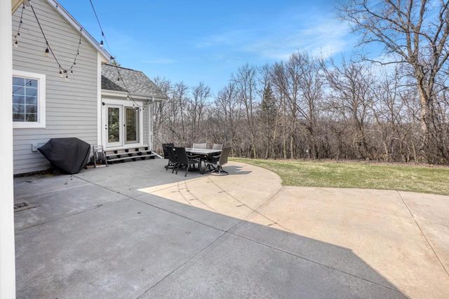317 River Bluff CIRCLE, Oconomowoc, WI 53066