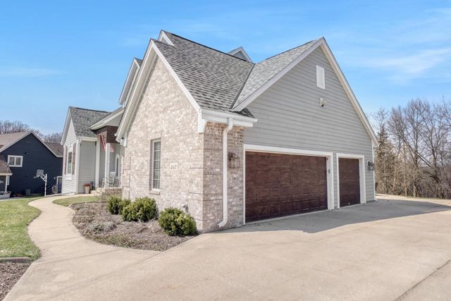 317 River Bluff CIRCLE, Oconomowoc, WI 53066