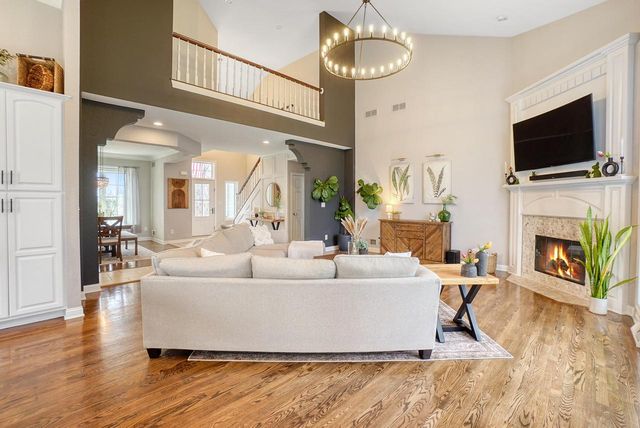 317 River Bluff CIRCLE, Oconomowoc, WI 53066