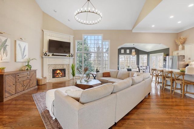 317 River Bluff CIRCLE, Oconomowoc, WI 53066