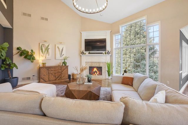 317 River Bluff CIRCLE, Oconomowoc, WI 53066