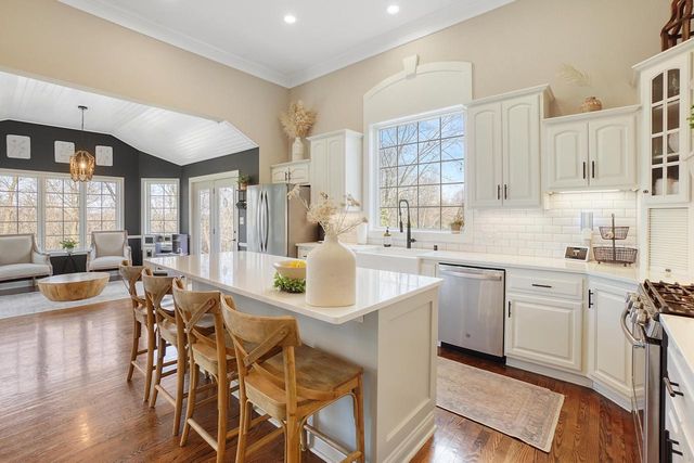 317 River Bluff CIRCLE, Oconomowoc, WI 53066