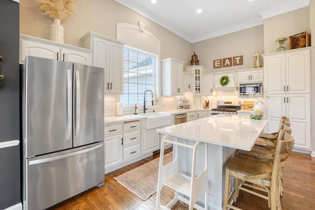 317 River Bluff CIRCLE, Oconomowoc, WI 53066