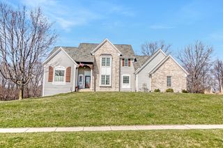 317 River Bluff CIRCLE, Oconomowoc, WI 53066