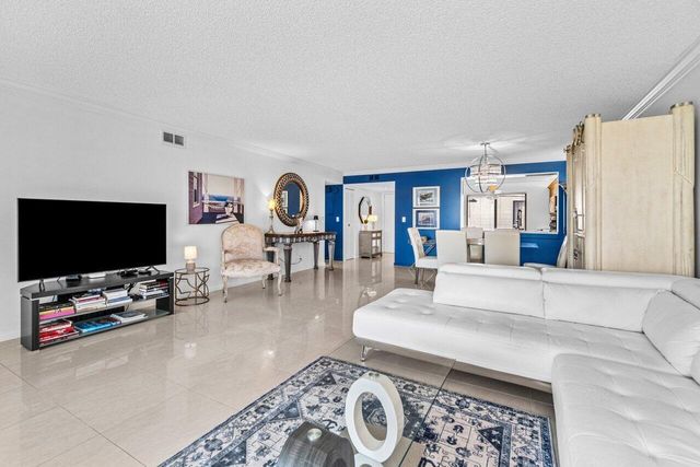 5589 Fairway Park Drive 202, Boynton Beach, FL 33437