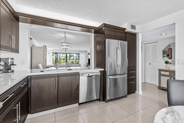 5589 Fairway Park Drive 202, Boynton Beach, FL 33437