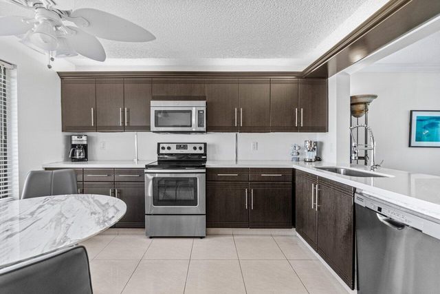 5589 Fairway Park Drive 202, Boynton Beach, FL 33437