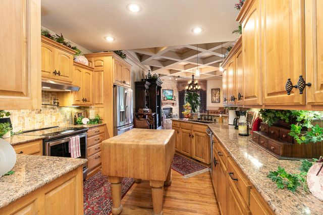 6184 S Riverbend Road, Springfield, MO 65810