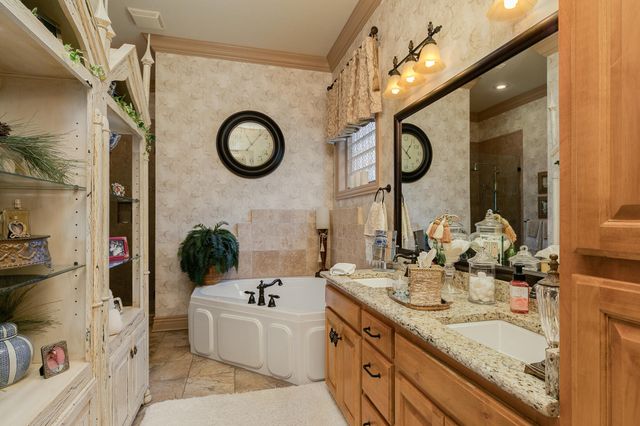 6184 S Riverbend Road, Springfield, MO 65810