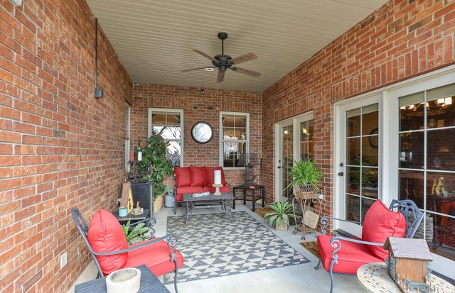 6184 S Riverbend Road, Springfield, MO 65810